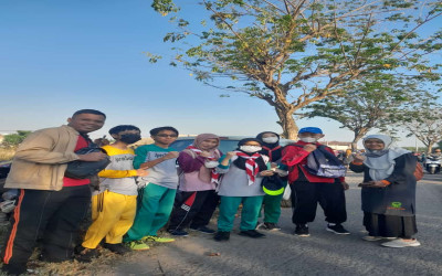 Kader Lingkungan Hidup SMPN 29 Surabaya Berpartisipasi Aksi Bersih Pantai