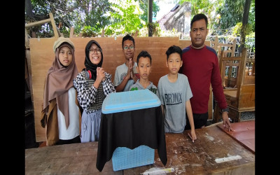 Siswa SMPN 29 Surabaya Membuat Proyek Pengomposan Metode Takakura