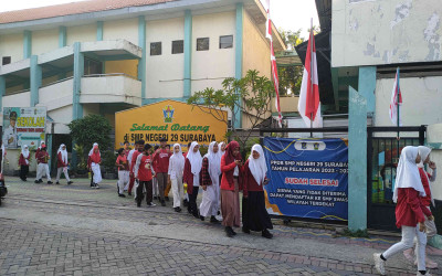 SMPN 29 Surabaya Meriahkan Hari Kemerdekaan dengan Jalan Sehat Gembira